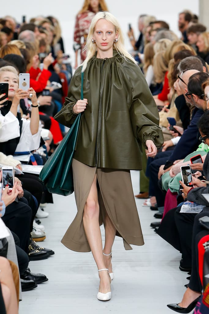 Céline Phoebe Philo Spring Summer 2018 Runway Show PFW Paris Fashion Week Collection Clutch Bag