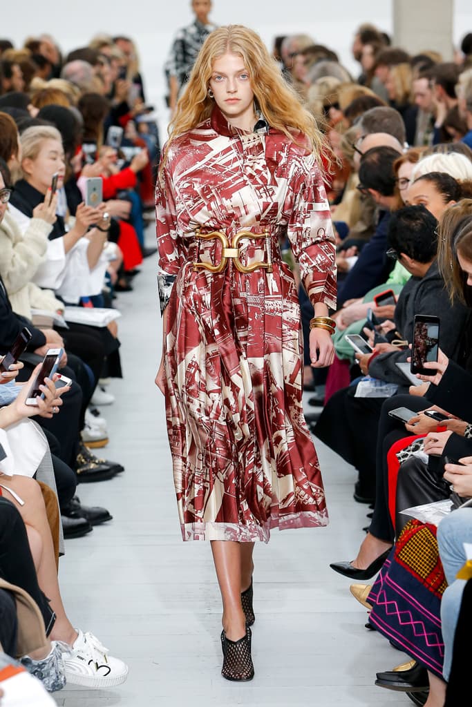 Céline Phoebe Philo Spring Summer 2018 Runway Show PFW Paris Fashion Week Collection Clutch Bag