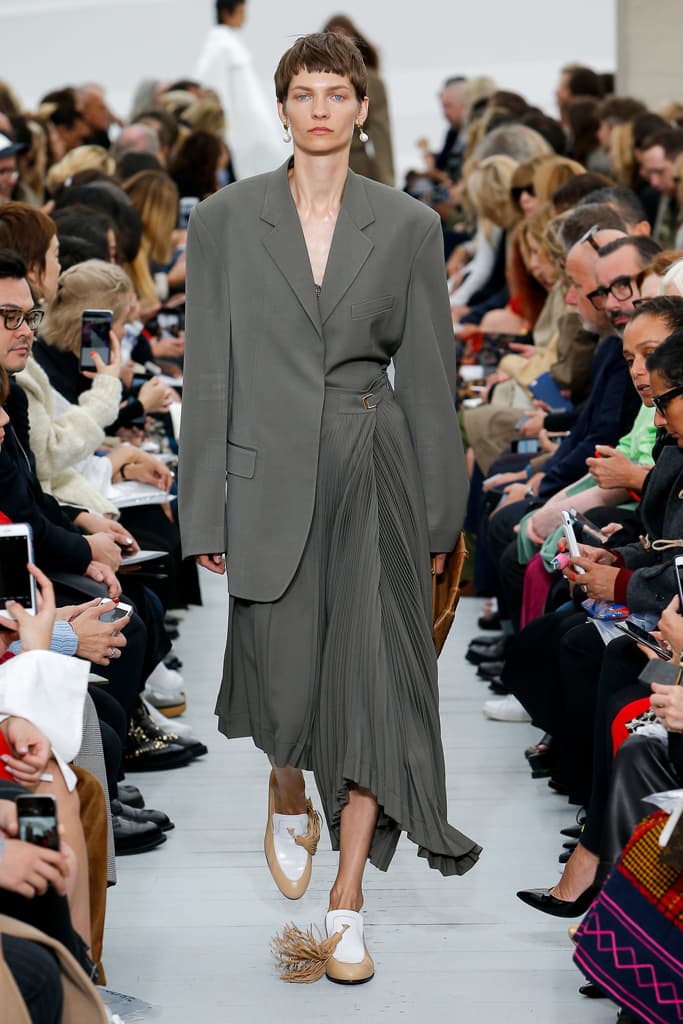 Céline Phoebe Philo Spring Summer 2018 Runway Show PFW Paris Fashion Week Collection Clutch Bag