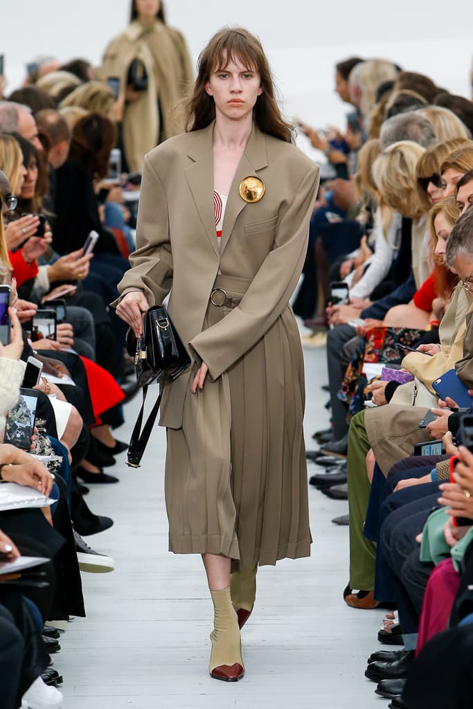 Céline Phoebe Philo Spring Summer 2018 Runway Show PFW Paris Fashion Week Collection Clutch Bag