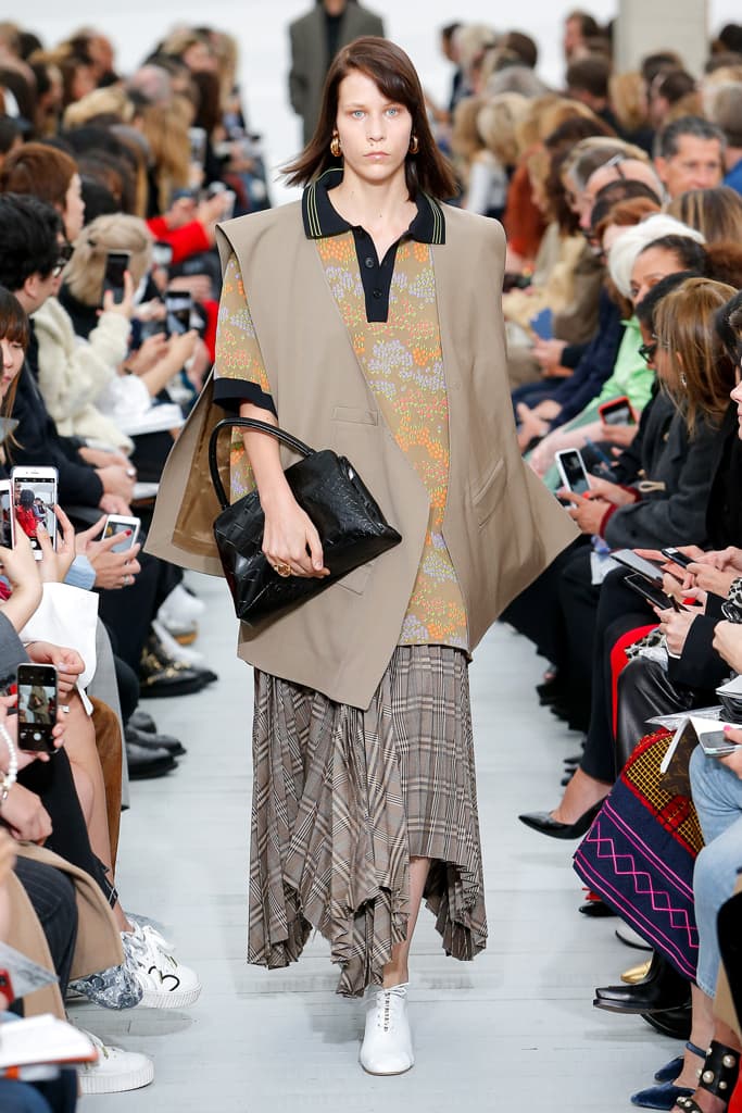 Céline Phoebe Philo Spring Summer 2018 Runway Show PFW Paris Fashion Week Collection Clutch Bag