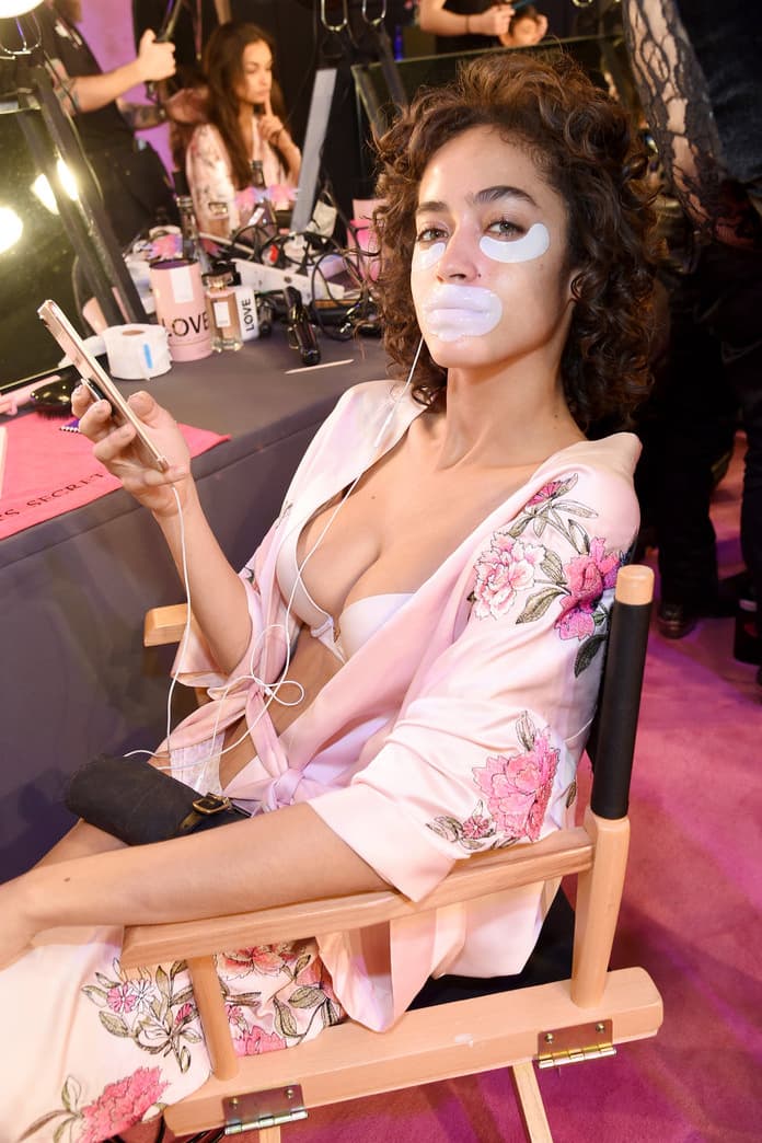 Victorias Secret Fashion Show 2017 Shanghai China Backstage Bella Hadid Adriana Lima Alessandra Ambrosio Lily Aldridge Jasmine Tookes Elsa Hosk