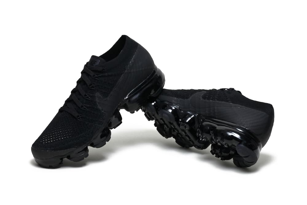 Nike Air VaporMax Flyknit Black Anthracite Sleek Silhouette Futuristic Sneaker Shoe Footwear Dark Simple Sporty Laces