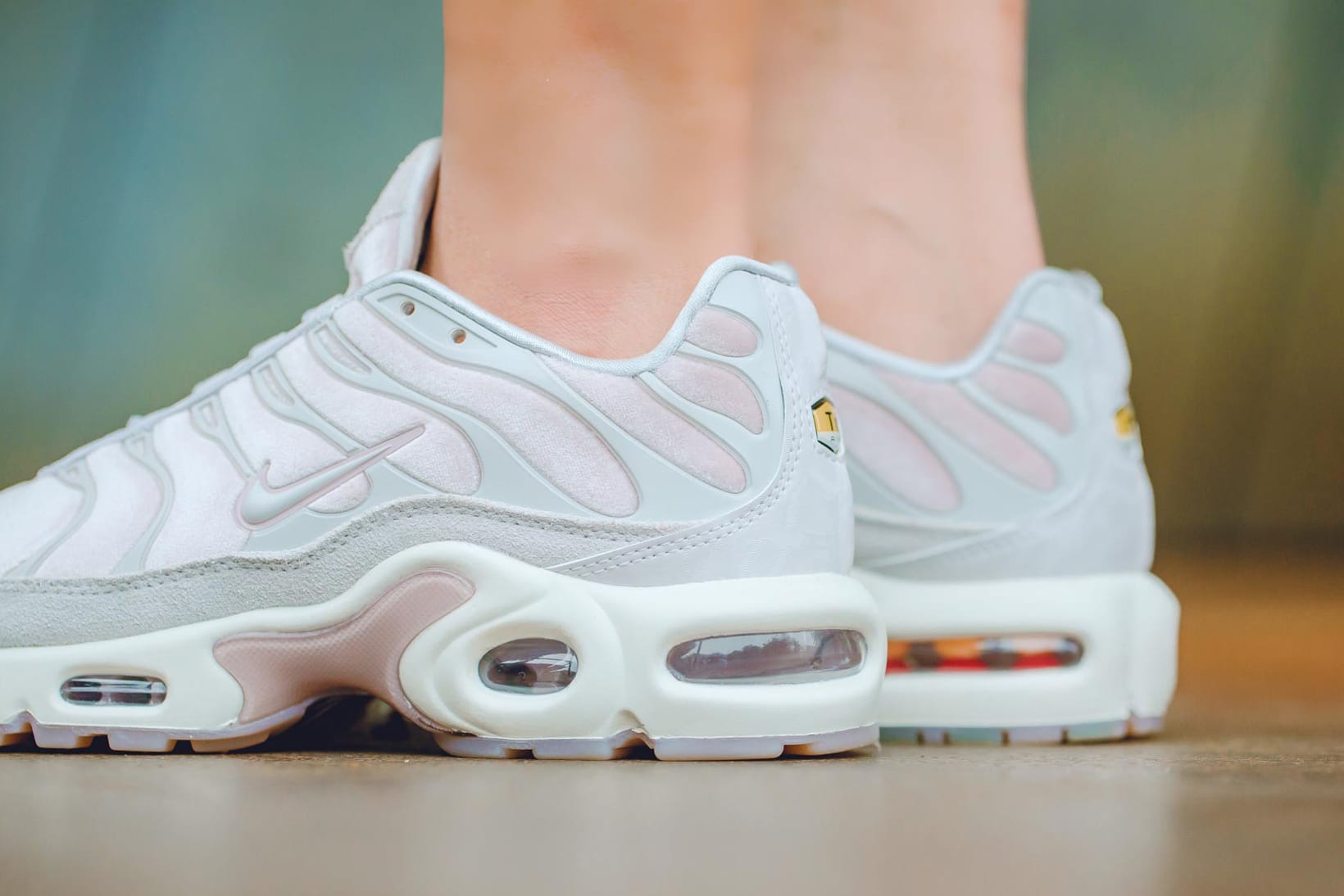 air max plus white and pink