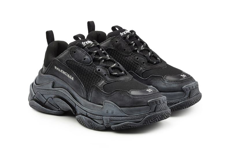 Balenciaga Triple s черные. Дефендеры Баленсиага. Balenciaga корсы.