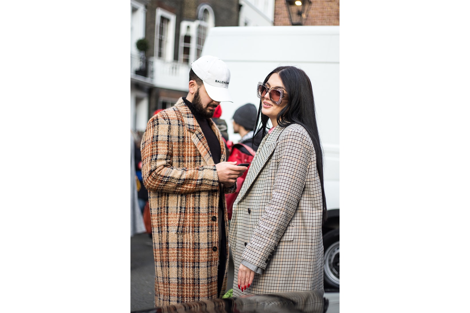 London Fashion Week LFW 2018 Streetsnaps street style off-white balenciaga triple s burberry gucci supreme louis vuitton sneakers jw anderson bags accessories