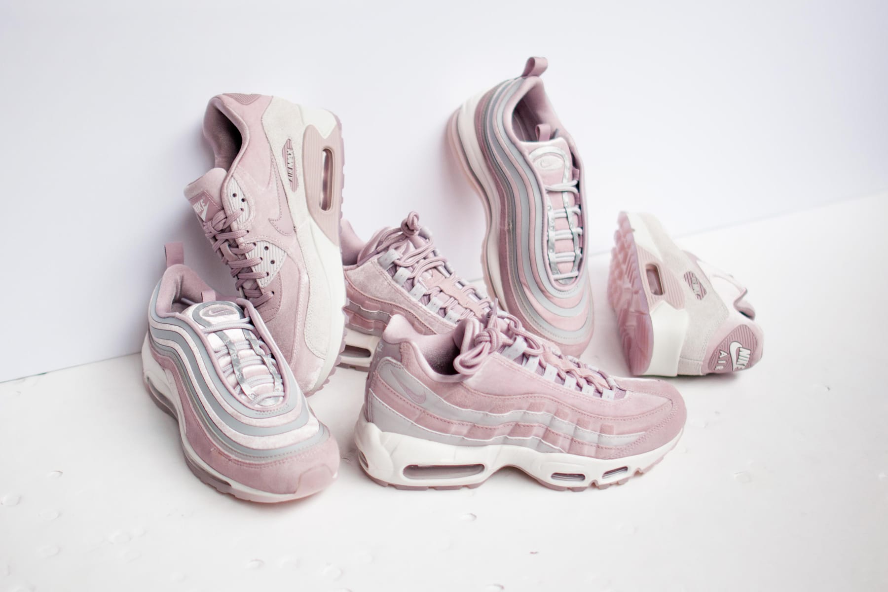 nike pink sneakers 2018