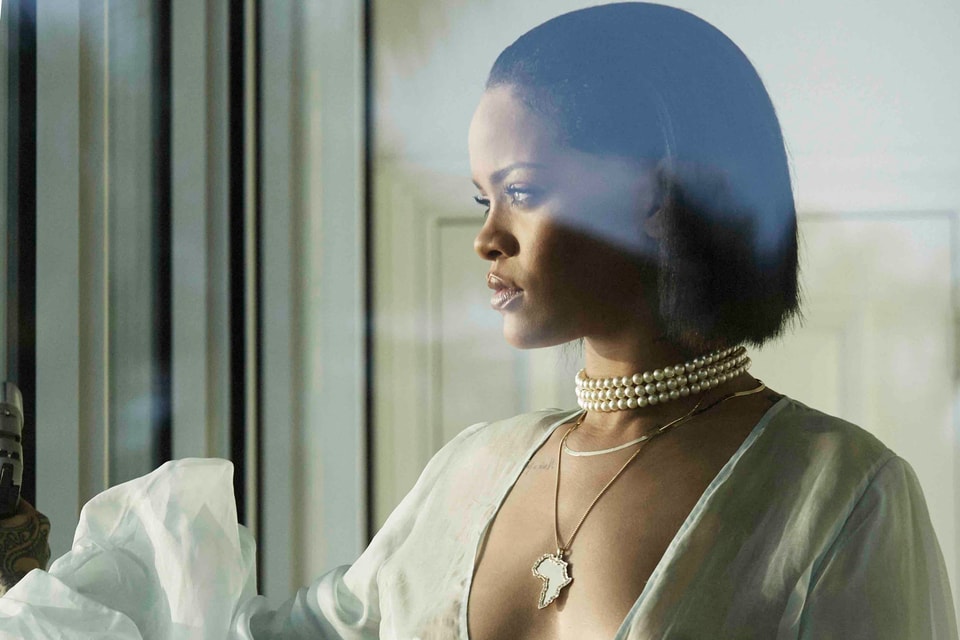 Rihanna kissed. Rihanna needed me. Рианна грудь в клипе. Рианна первый клип. Рианна в клипе work.