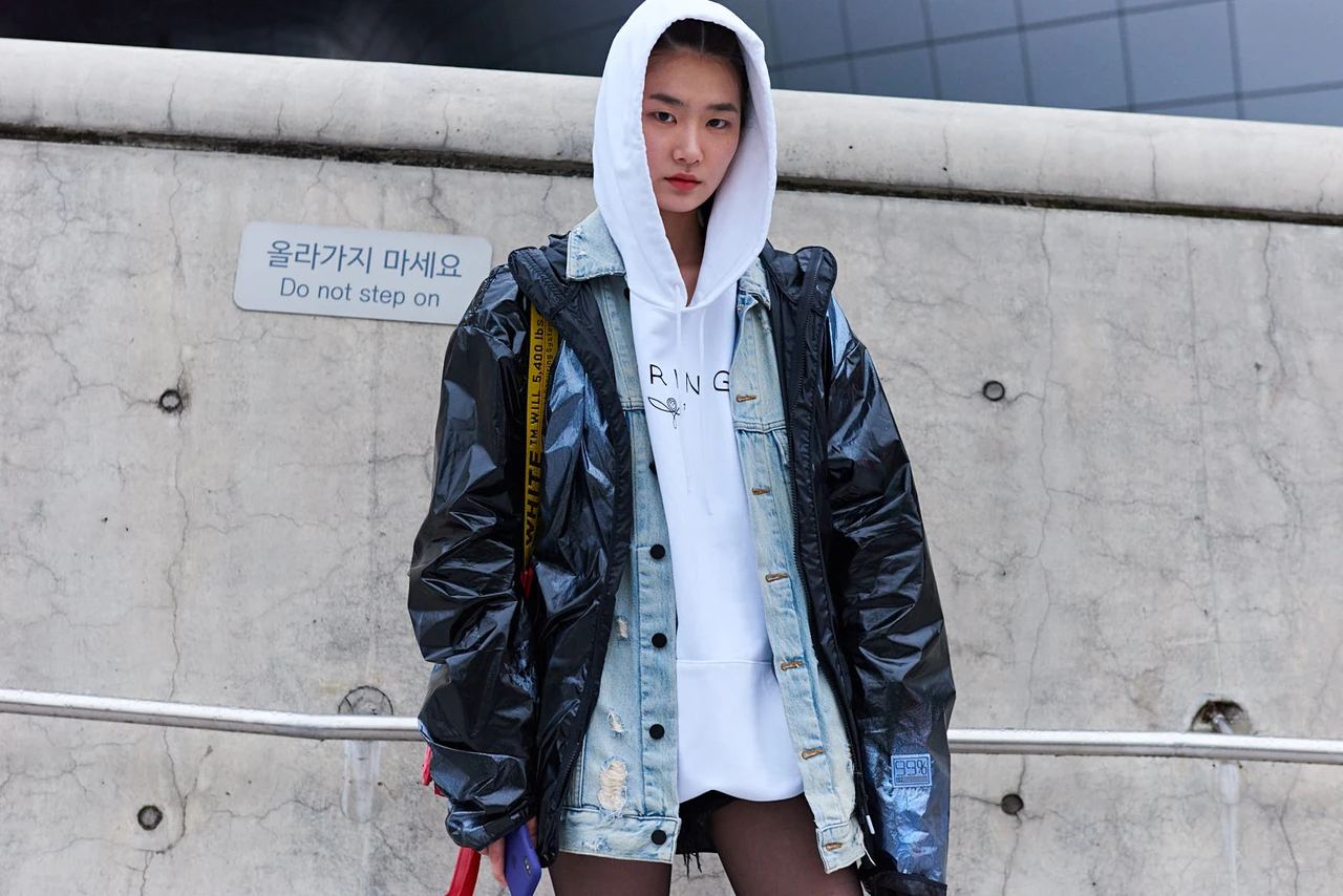 Seoul Fashion Week Fall/Winter 2018 Street Style Streetsnaps Women Streetwear Dior Off-White Nike Air Max 270 ACG Burberry