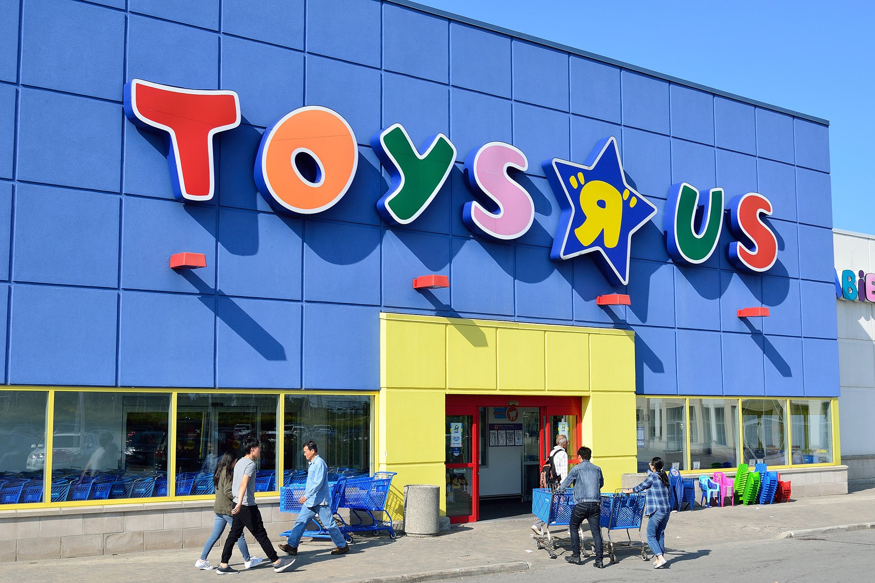 Toys R Us Bankruptcy Close Shut Down All Stores US UK Canada Australia France Spain Poland Childhood Worldwide Global