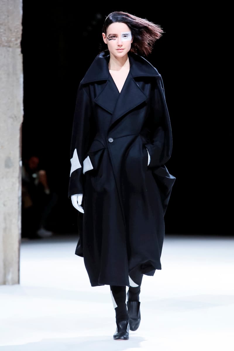 Yohji Yamamoto Fall Winter 2018 Paris Fashion Week Show Collection