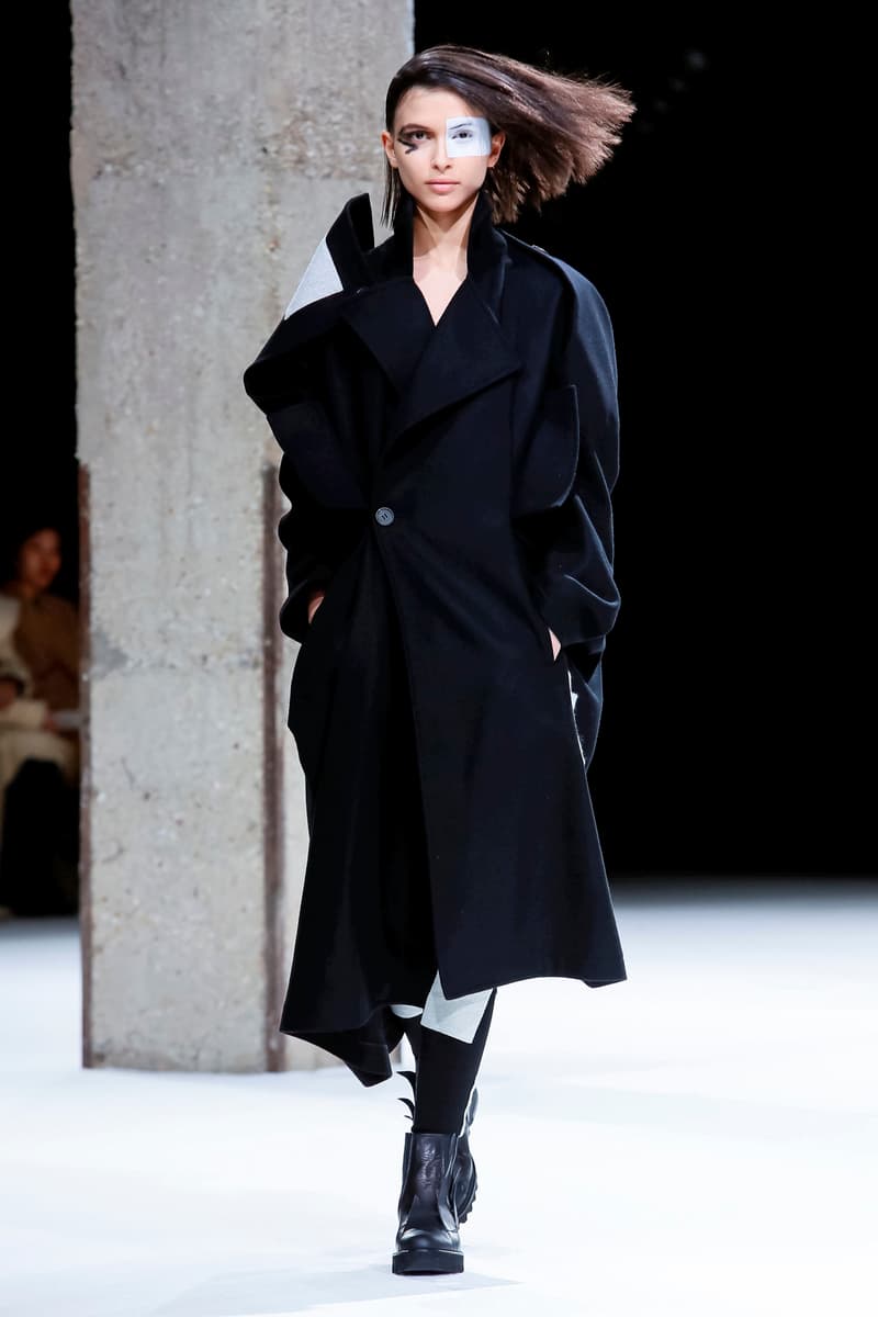 Yohji Yamamoto Fall Winter 2018 Paris Fashion Week Show Collection