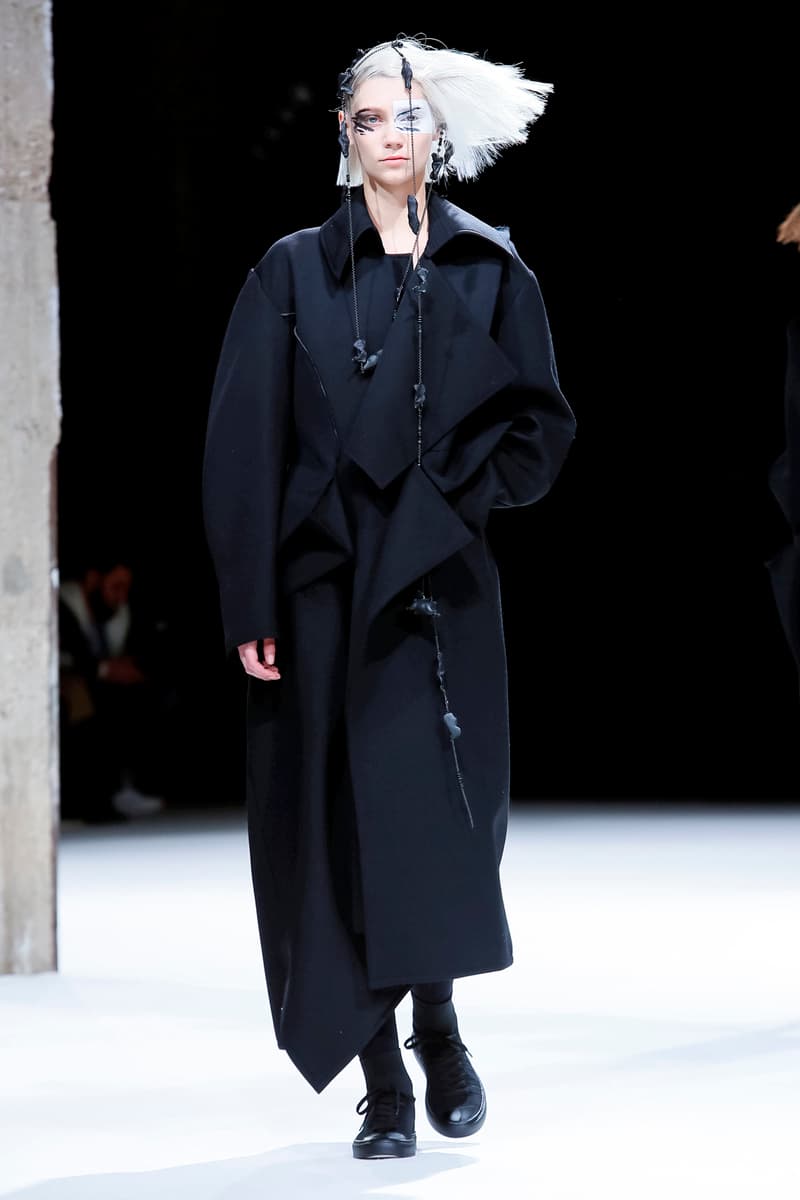 Yohji Yamamoto Fall Winter 2018 Paris Fashion Week Show Collection