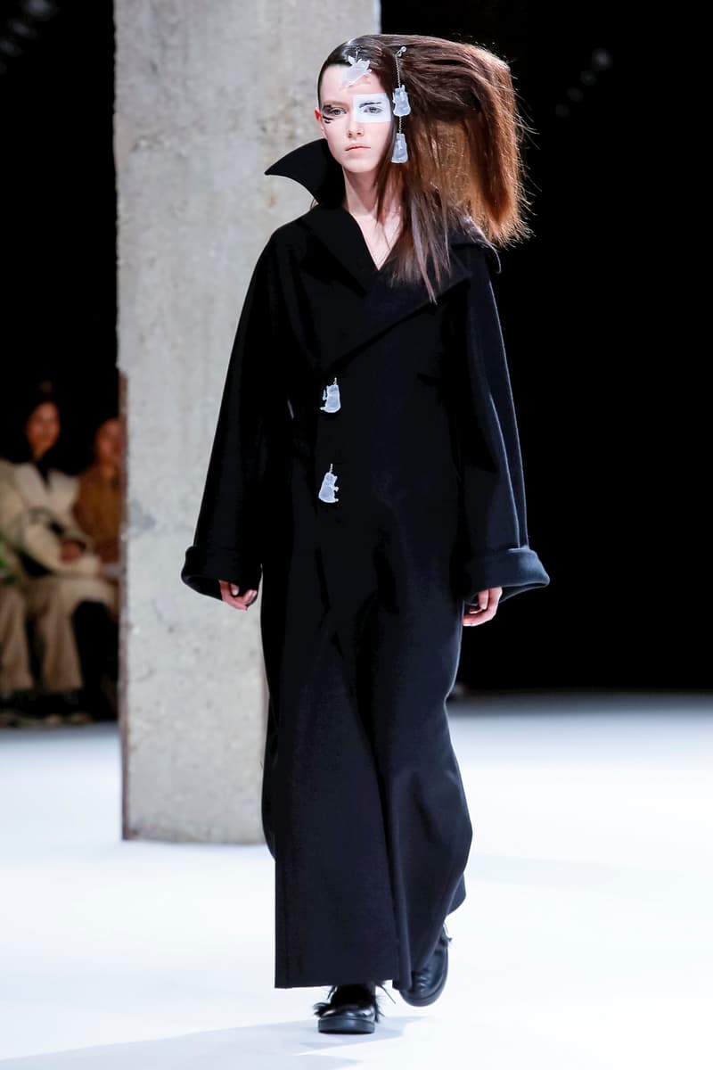 Yohji Yamamoto Fall Winter 2018 Paris Fashion Week Show Collection