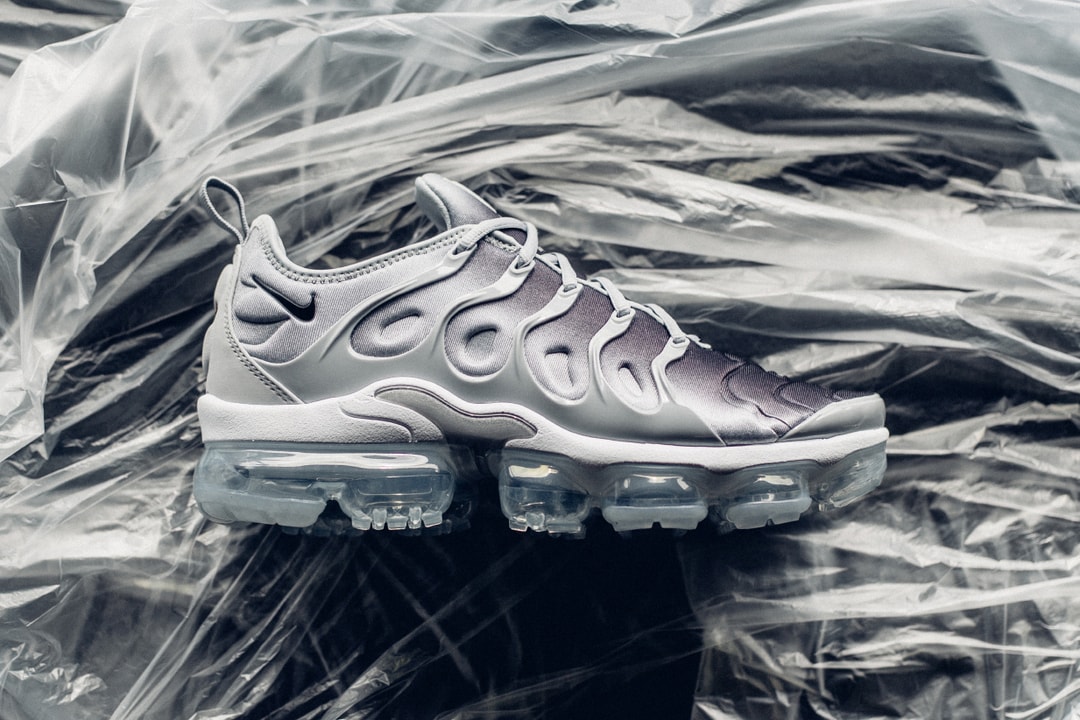 Nike air vapormax plus grey red Clearance