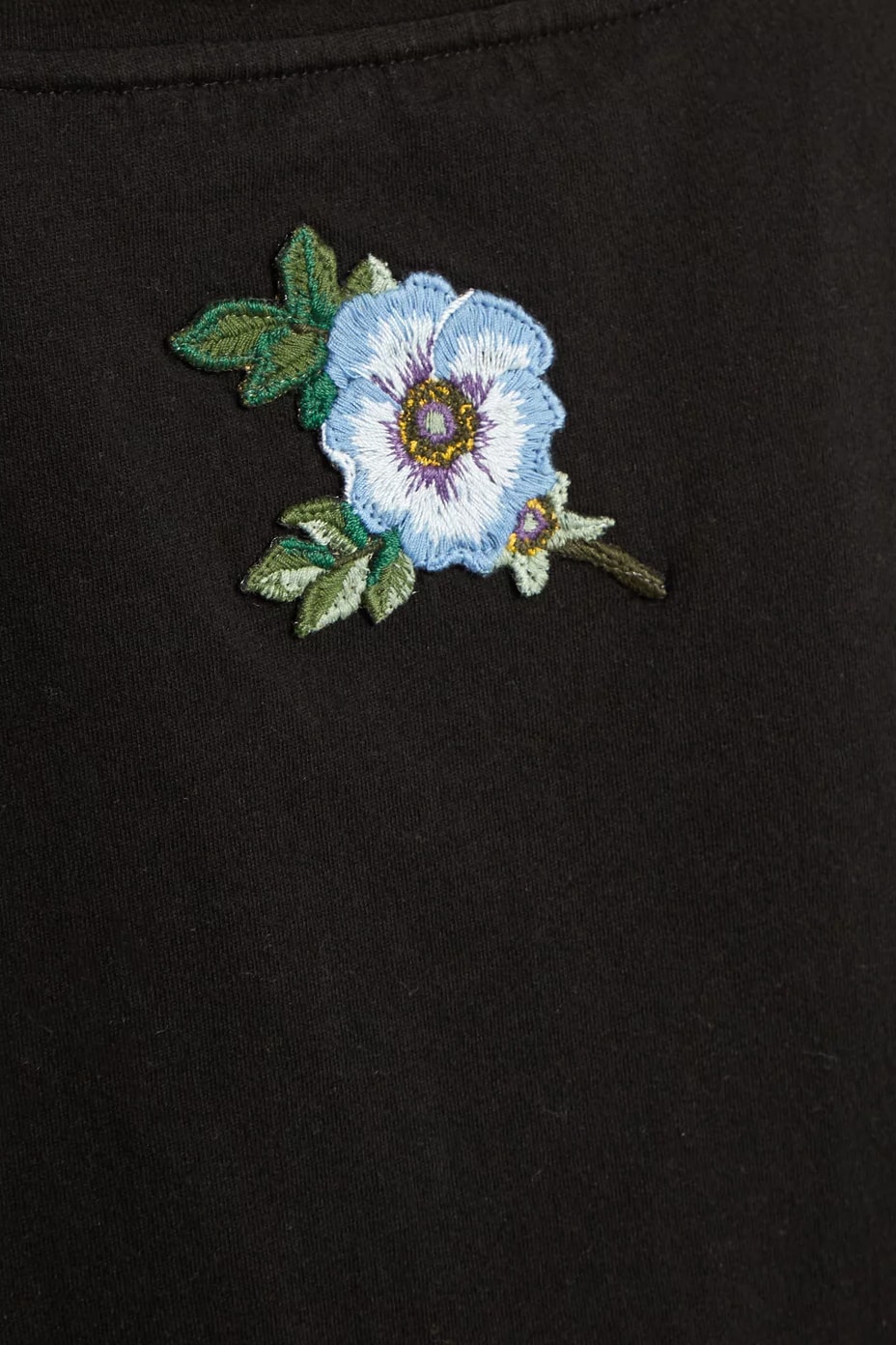 gucci restock matchesfashion black vintage logo tee zoom closeup floral embroidery flower applique detail