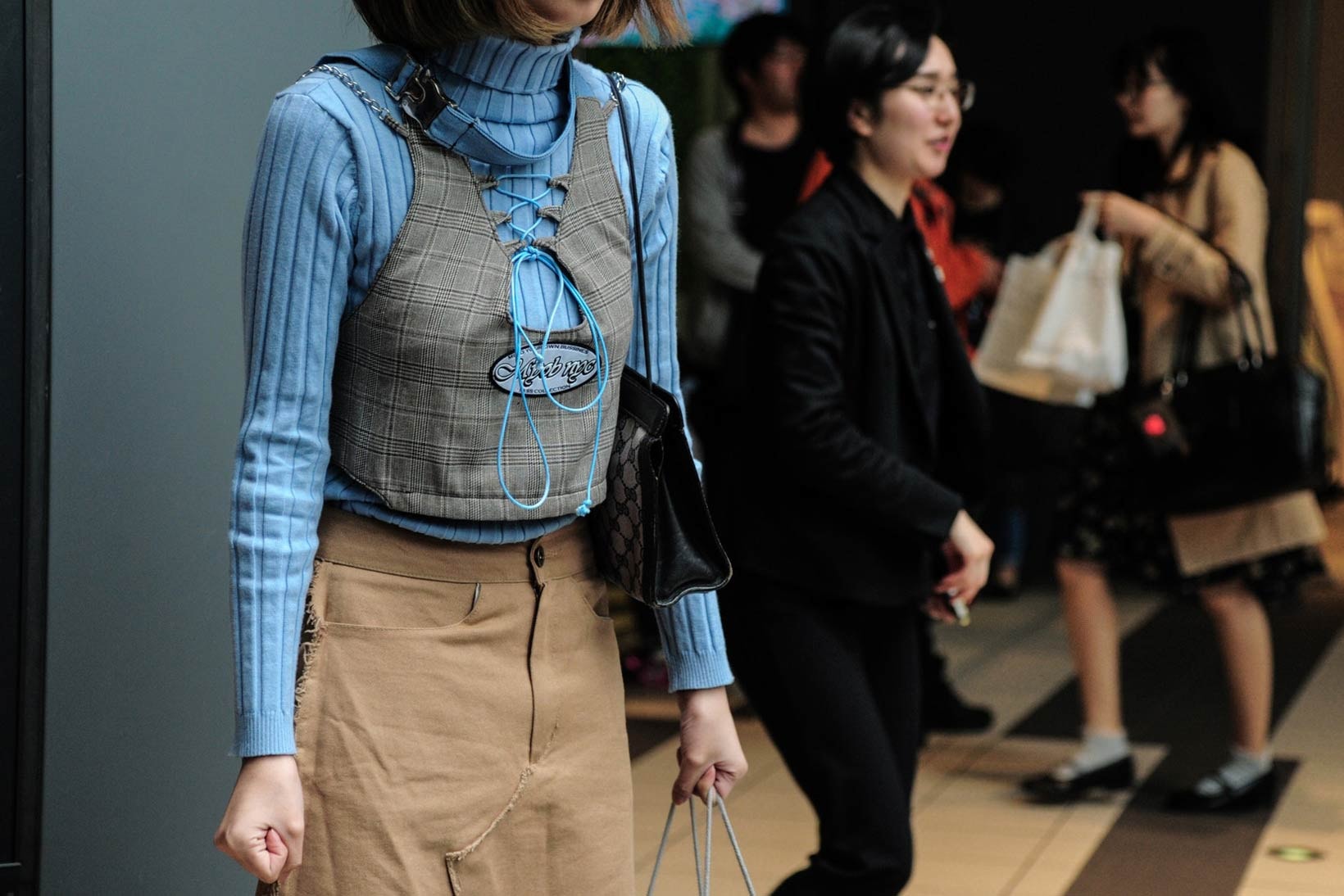Tokyo Fashion Week 2017 Woman Holding Bags