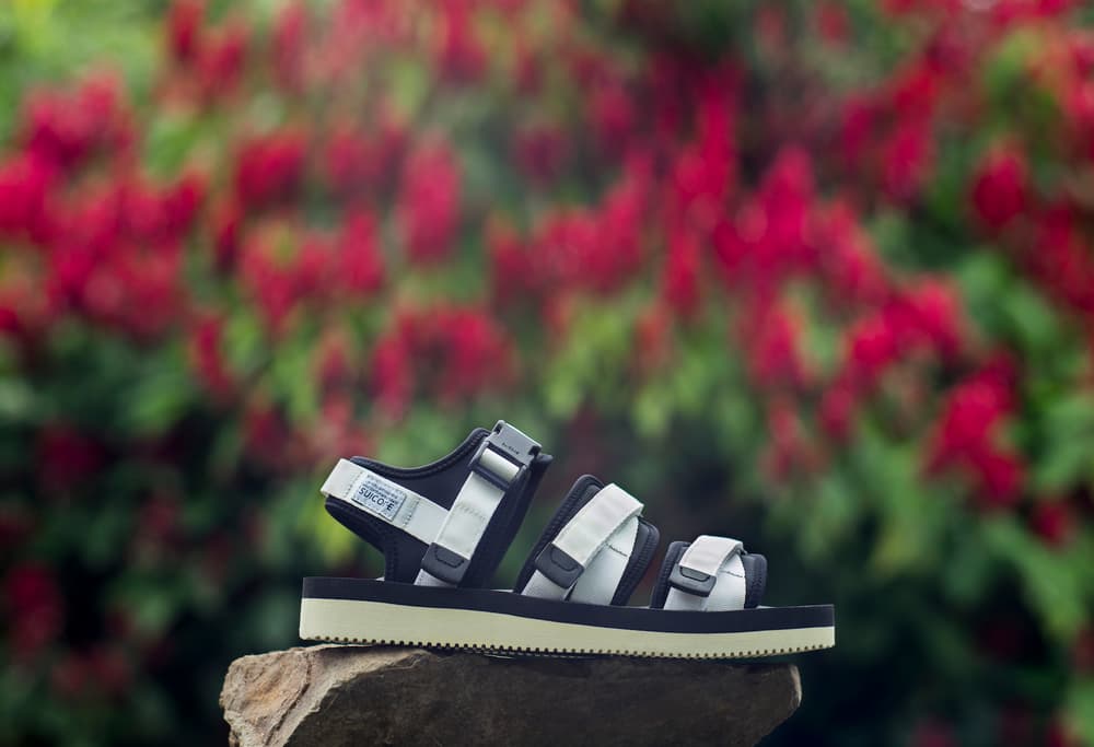 SUICOKE Spring/Summer 2018 Collection Red Blue Beige White Sneakers Slippers