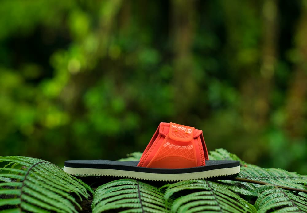 SUICOKE Spring/Summer 2018 Collection Red Blue Beige White Sneakers Slippers