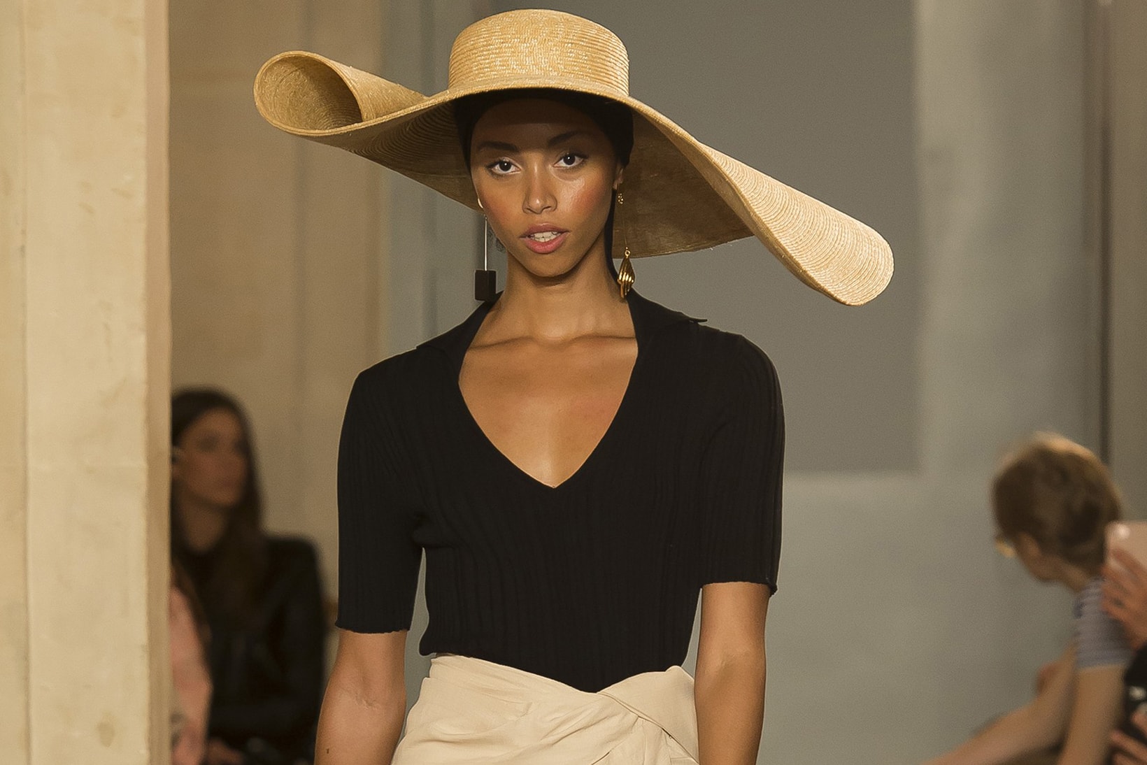 Jacquemus Spring/Summer 2018 Paris Fashion Week Sweater Le chapeau Bomba