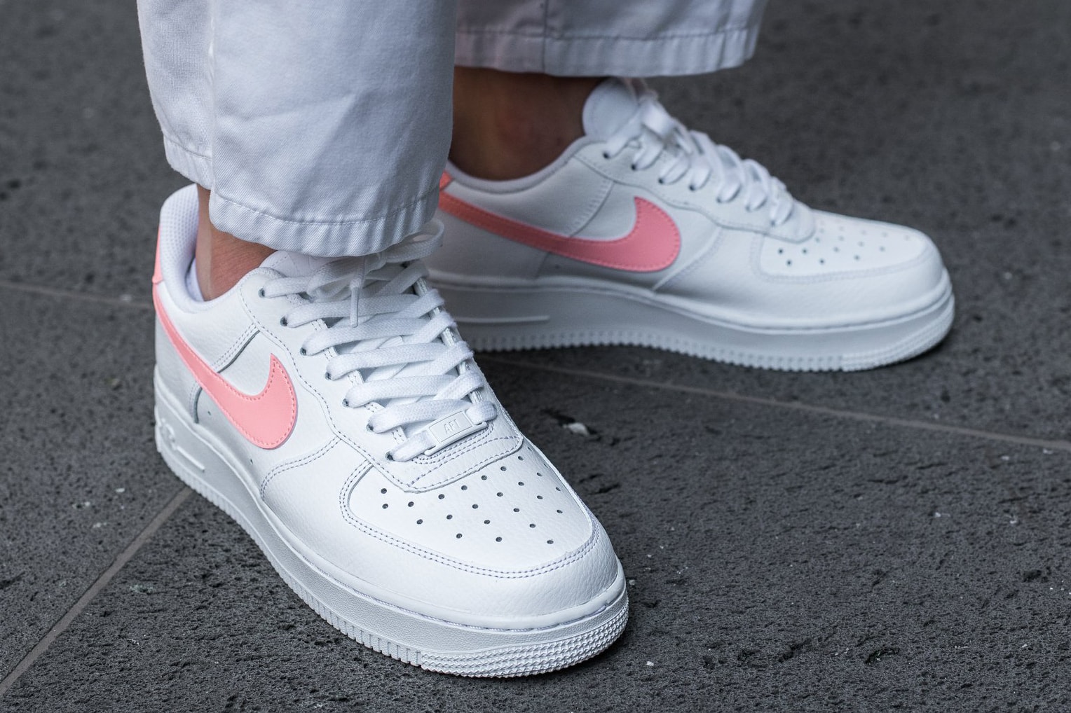 Nike Air Force 1 Women White Oracle Pink Swoosh Titolo