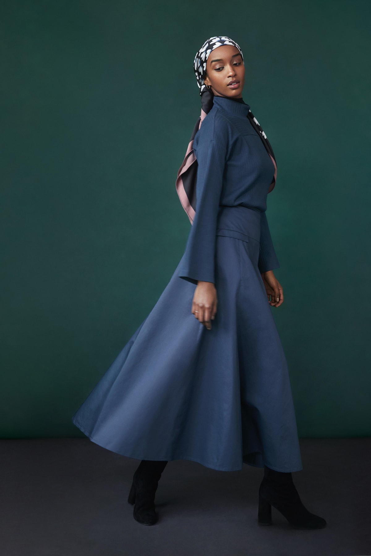 Hana Tajima for Uniqlo Fall/Winter 2018 Collection HPJ Square Print Stole Black Ribbed High-Neck Long Sleeve T-shirt Flared Long Skirt Blue