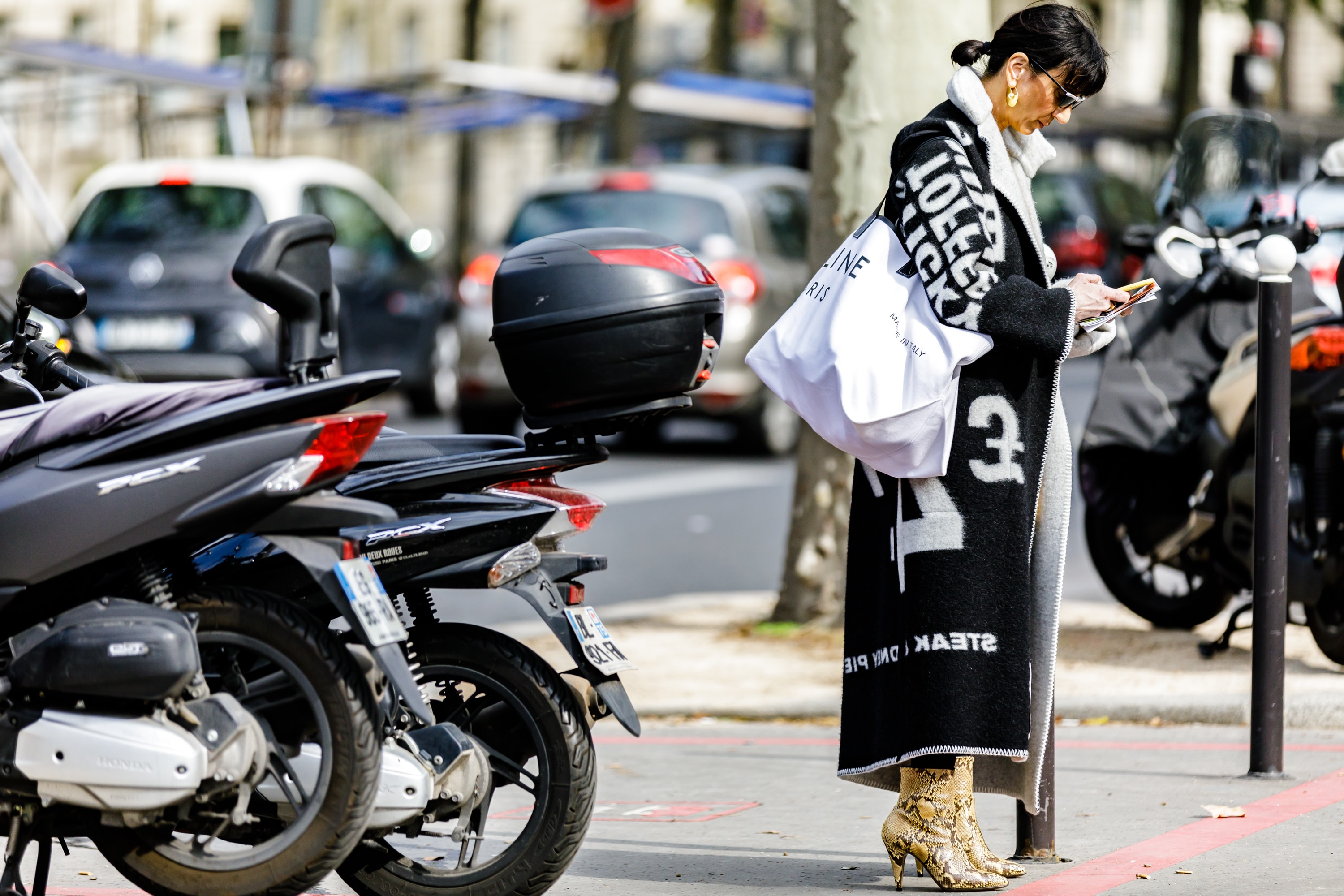 paris fashion week ss19 spring summer 2019 street style streetsnaps louis vuitton alexander wang chanel celine off white