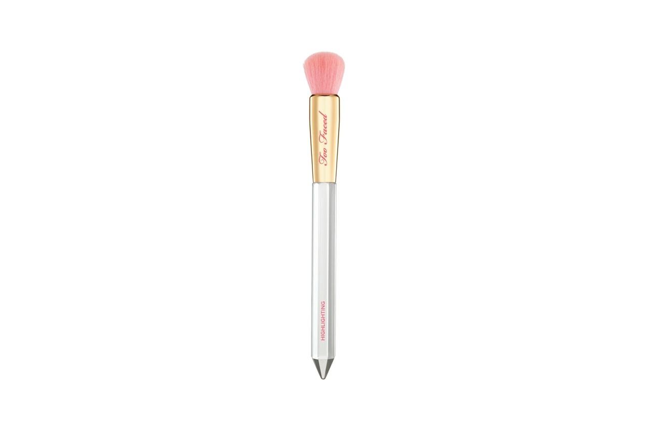 Too Faced Pretty Rich Collection Diamond Light Highlighting Brush