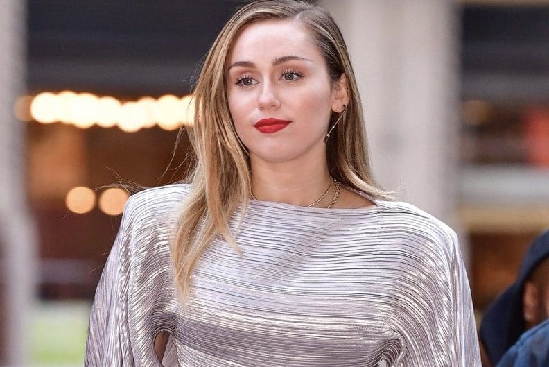miley cyrus black umbrella