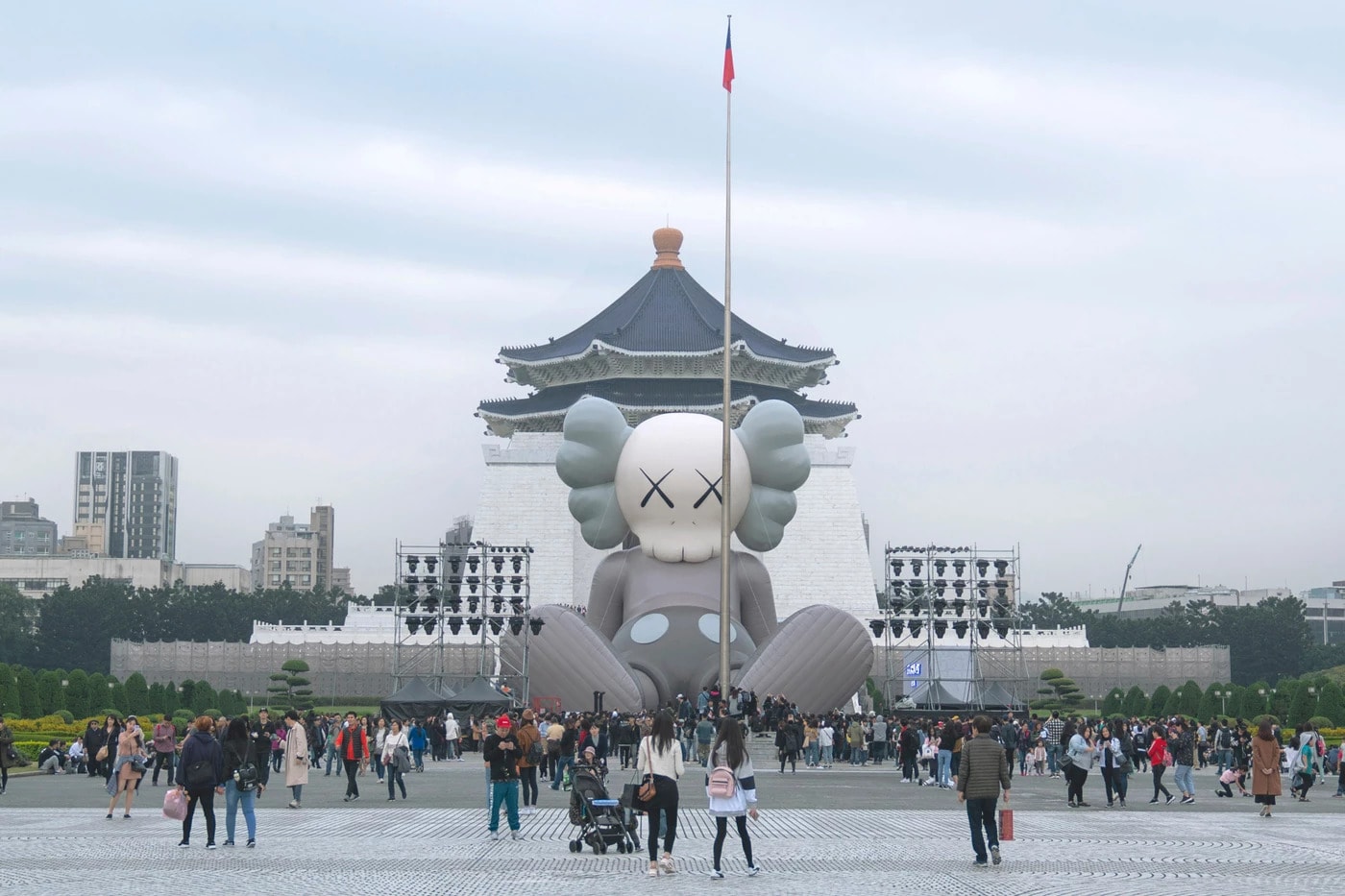 KAWS:HOLIDAY Taipei Sculpture Grey White