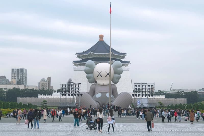 KAWS：HOLIDAY台北雕塑灰色白色