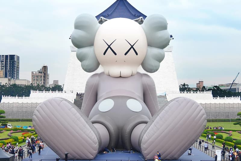 KAWS:HOLIDAY Taipei Sculpture Grey White