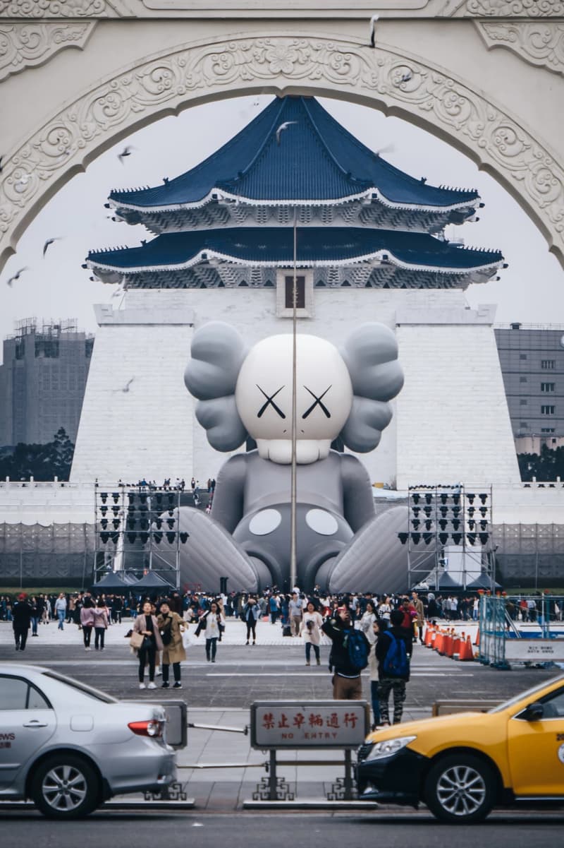 KAWS:HOLIDAY Taipei Sculpture Grey White