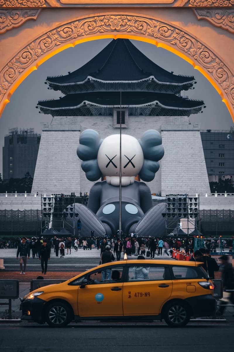 KAWS:HOLIDAY Taipei Sculpture Grey White