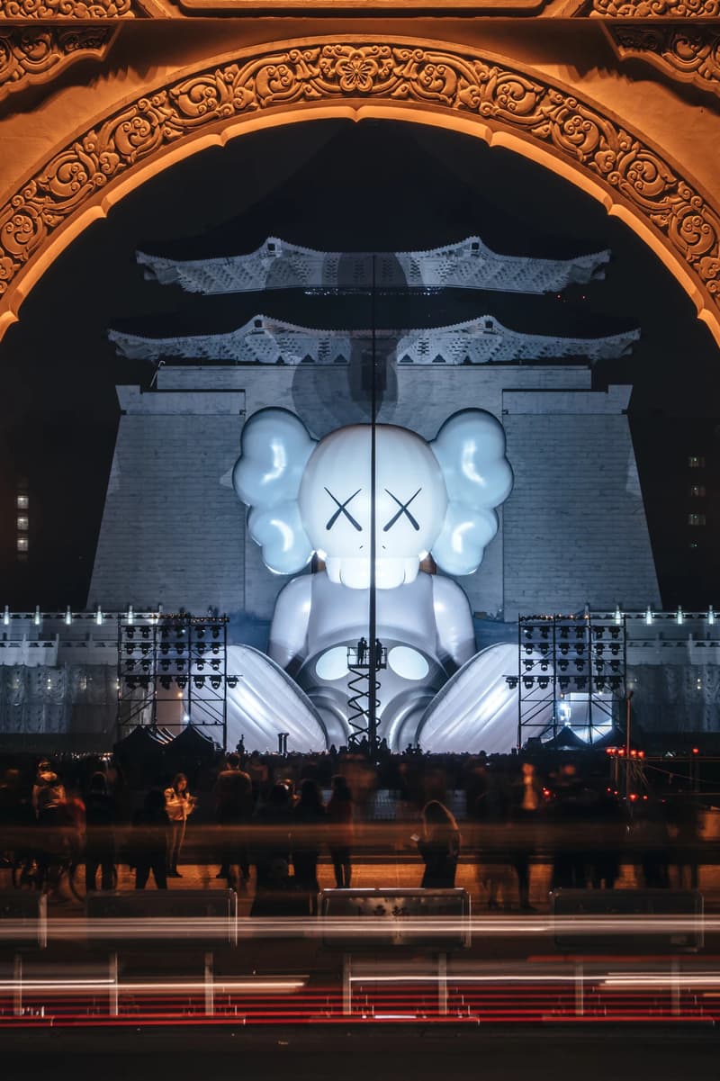 KAWS:HOLIDAY Taipei Sculpture Grey White