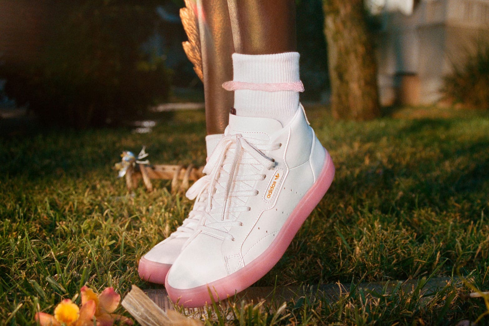 adidas originals sleek mid top trainer in white and pink