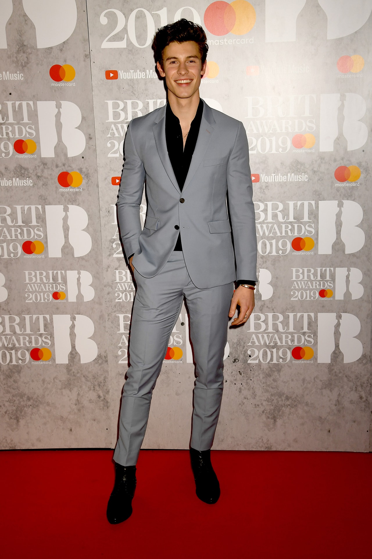 Shawn Mendes brit awards 2019 red carpet suit grey