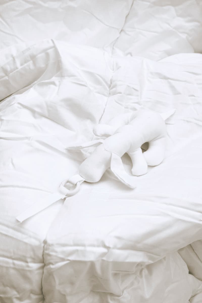 MM6 Maison Margiela See-Now Buy-Now Capsule Range White Five Pieces Padded Shirt Bag