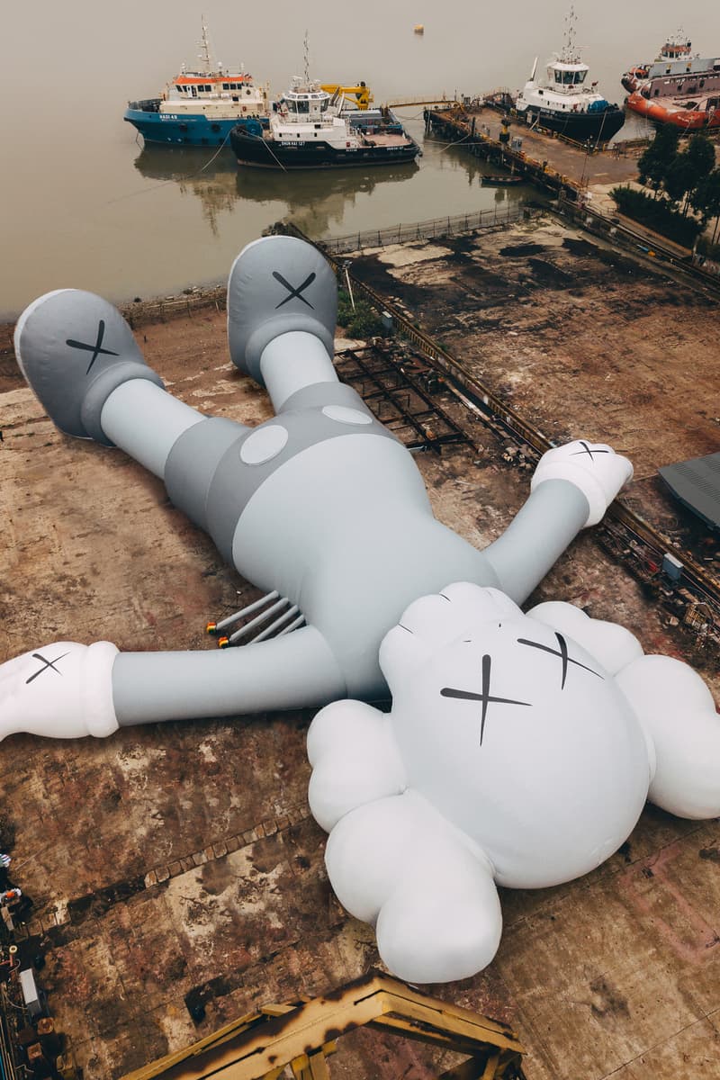 KAWS:HOLIDAY Hong Kong Installation Structure
