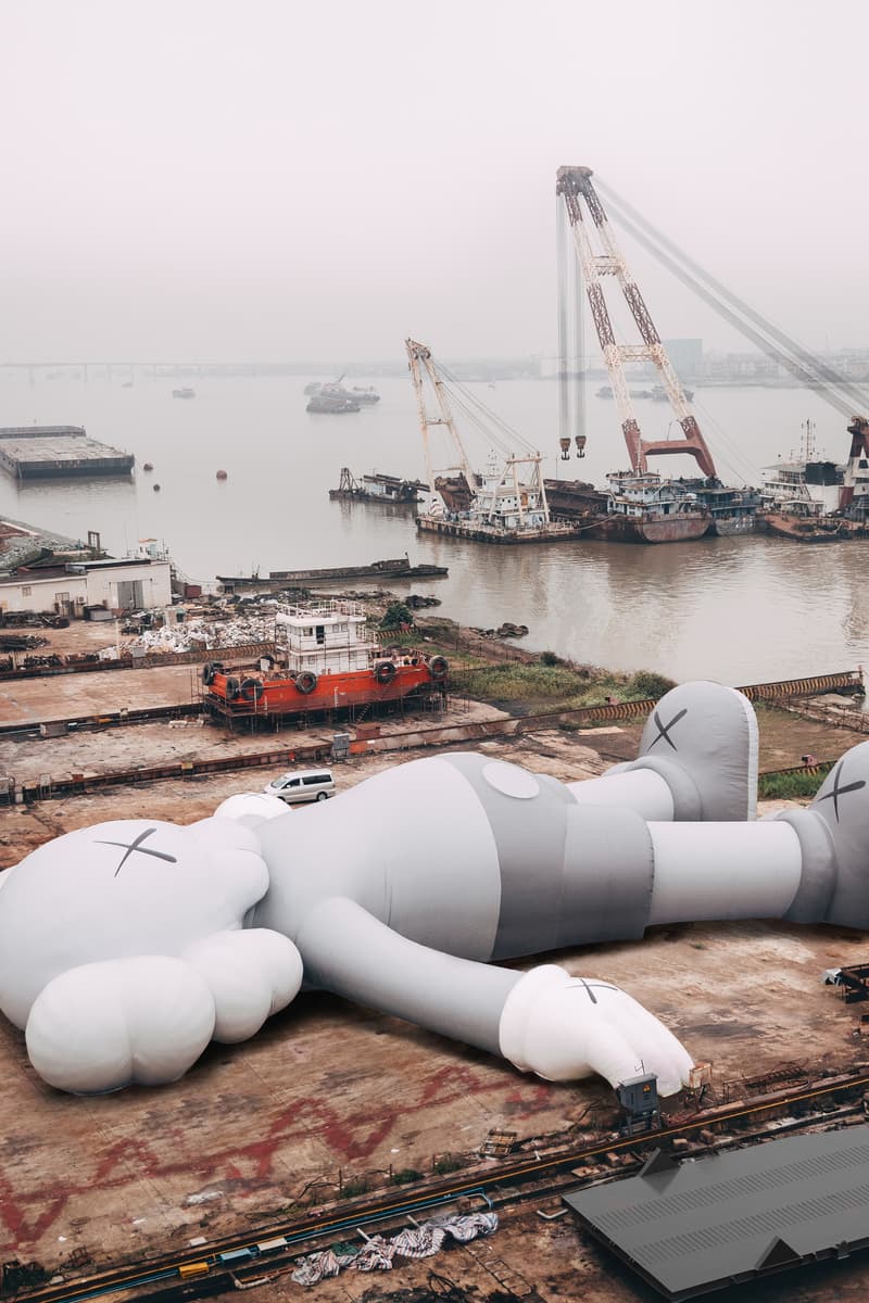 KAWS:HOLIDAY Hong Kong Installation Structure