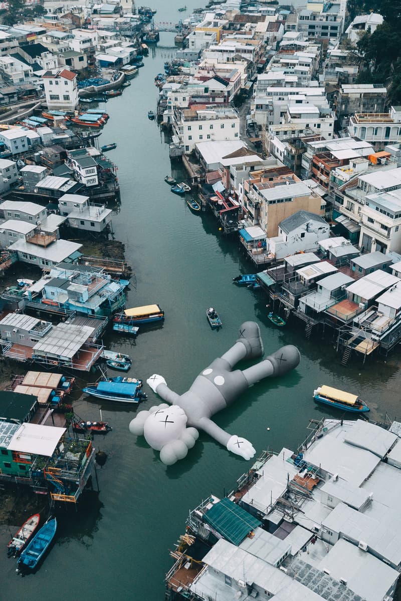 KAWS:HOLIDAY Hong Kong Installation Structure