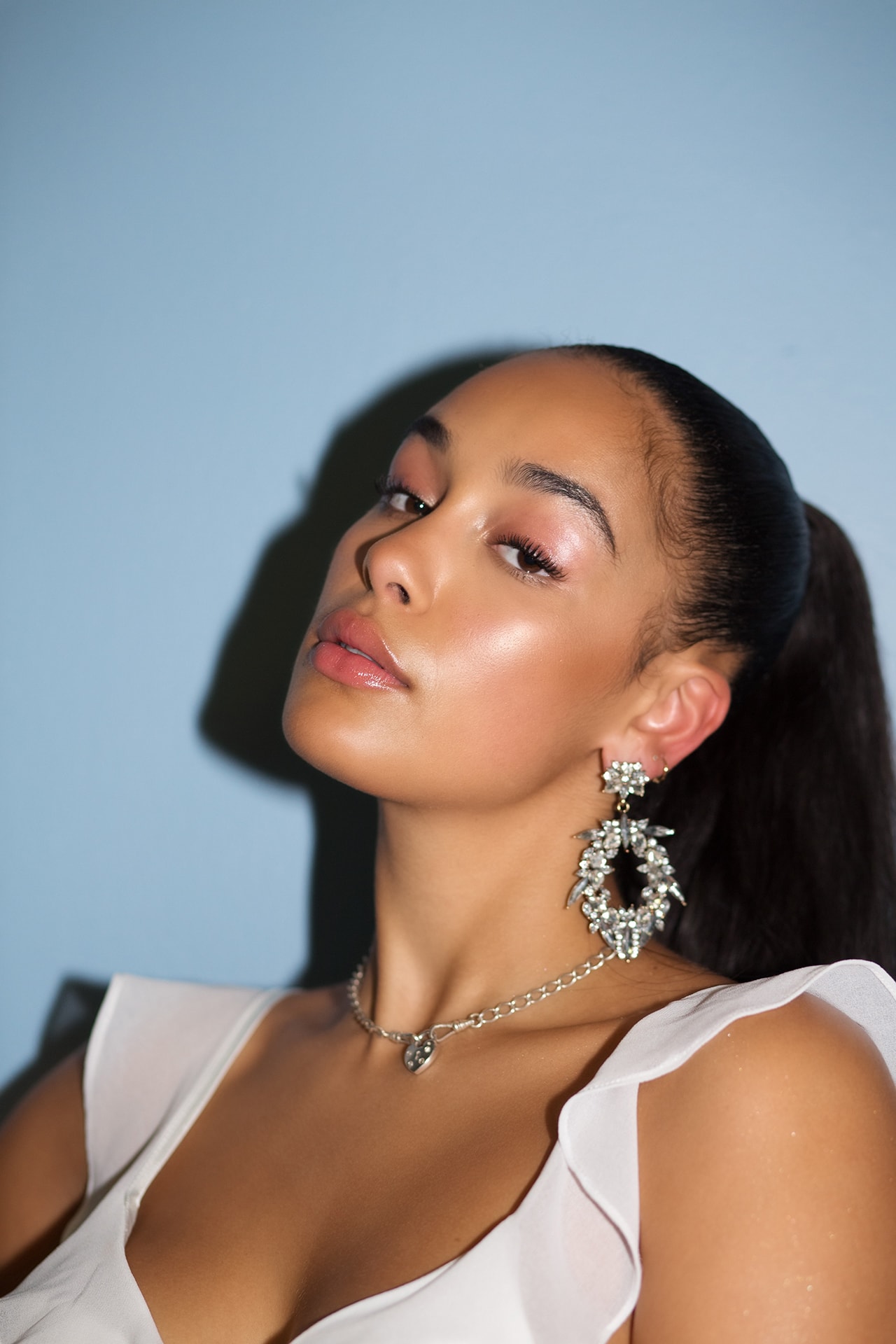 Jorja Smith Makeup Glowing Skin Dior Beauty Ambassador Chicago Kali Uchis Tour Concert Backstage Ponytail Music Singer Lip Gloss Eyeshadow Brows earrings