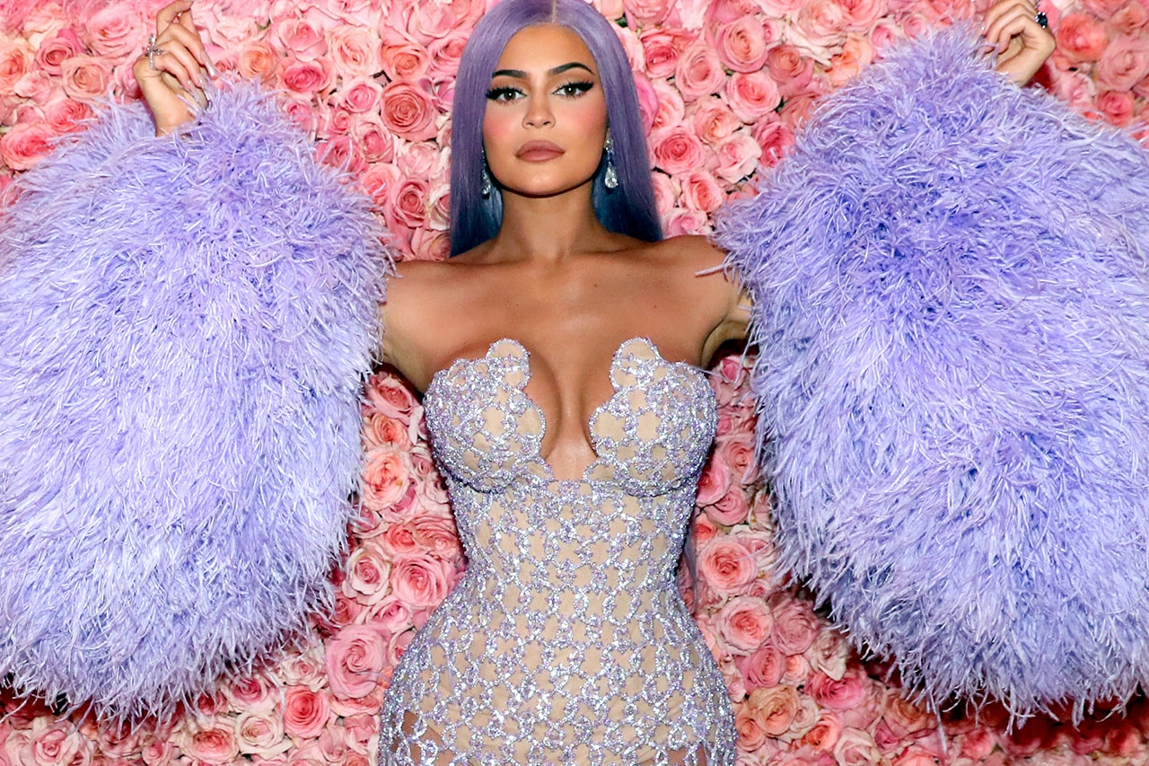 Kylie Jenner Met Gala 2019 Camp Notes on Fashion Red Carpet Look Versace Purple Lilac Gown Dress Wig Hair Feathers Sleeves