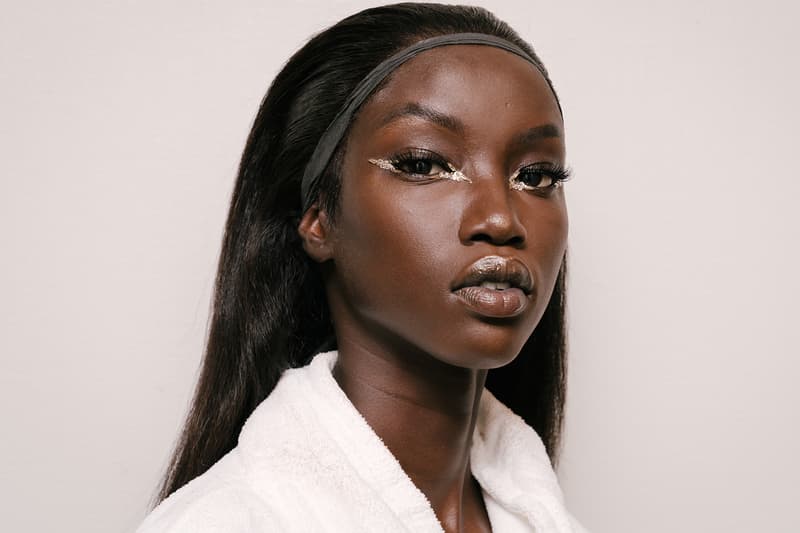 Model asal Sudan ini memesona dengan kulit hitam legamnya dan membawa warna baru di dunia fesyen.