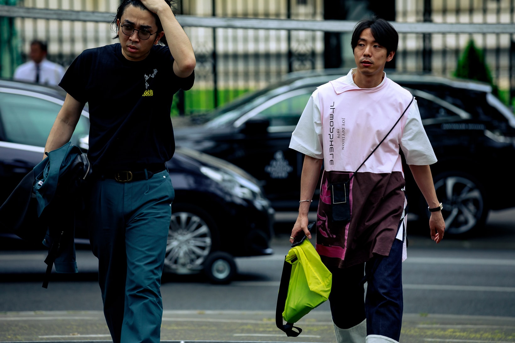 Paris Fashion Week Men's Spring Summer 2020 Street Style Shirt Black Pink White Bag Green