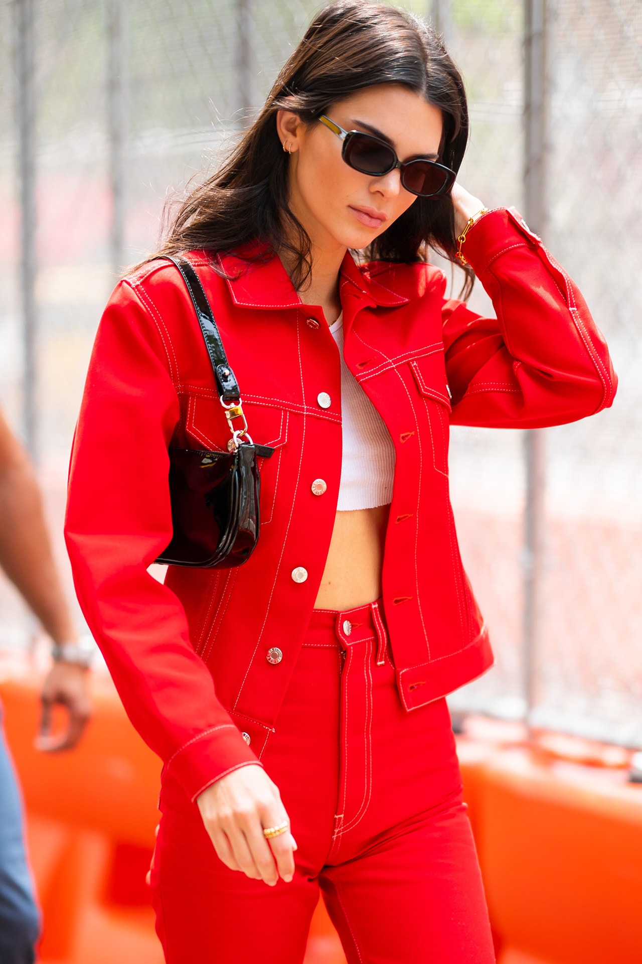 Kendall Jenner Mode Supermodel It Girl Off Duty Street Style Fashion Red Denim Jeans Jacket Black Vintage Bag Sunglasses Hairstyle Center Part Celebrity Thin Hair