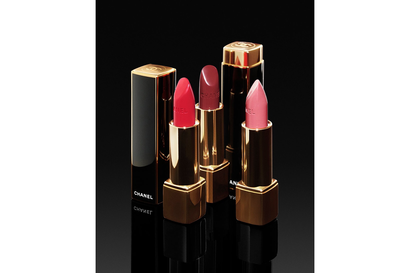 Chanel Holiday 2019 Makeup Collection Lipstick Rogue Spectaculaire Splendide Noble