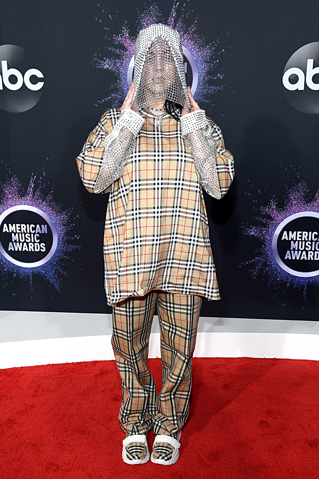 american music awards amas best celebrity red carpet looks billie eilish burberry bee hat