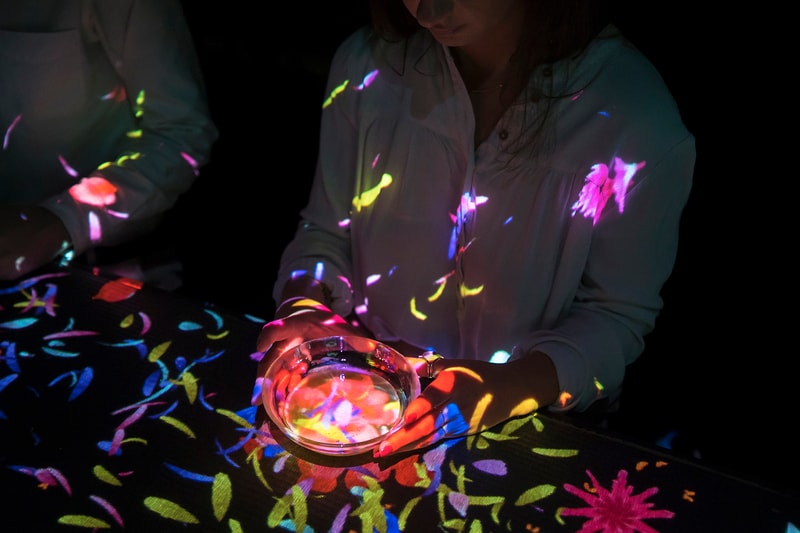 teamLab Singapore #futuretogether Flowers Bloom in an Infinite Universe Inside a Teacup