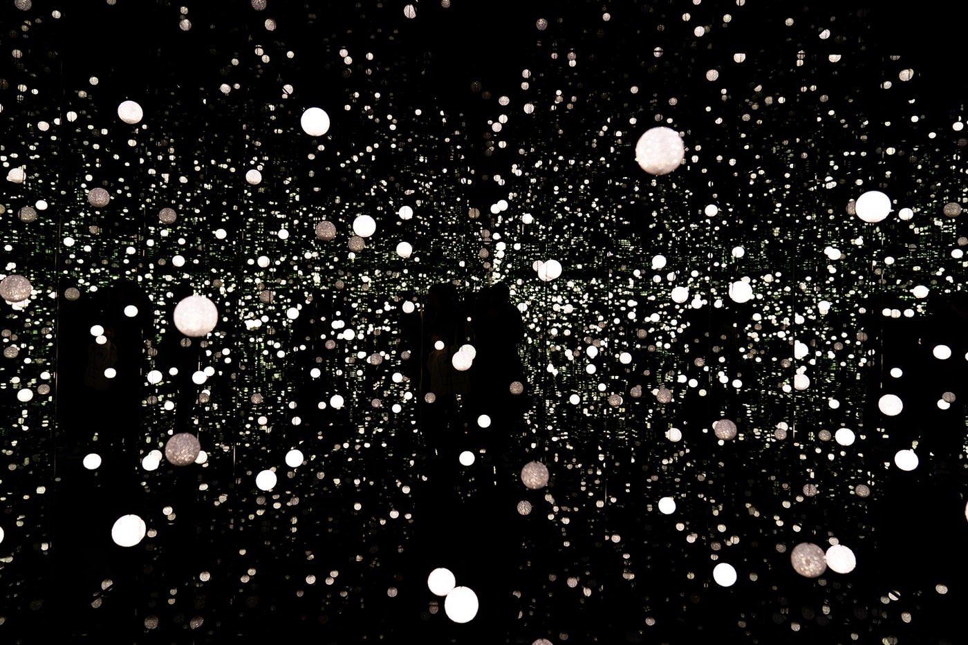 Yayoi Kusama "EVERY DAY I PRAY FOR LOVE" 'DANCING LIGHTS THAT FLEW UP TO THE UNIVERSE'